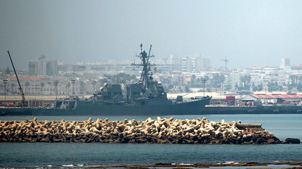 Un buque de guerra atracado en la base naval hispano-estadounidense de Rota, en el sur de España, en junio de 2025.