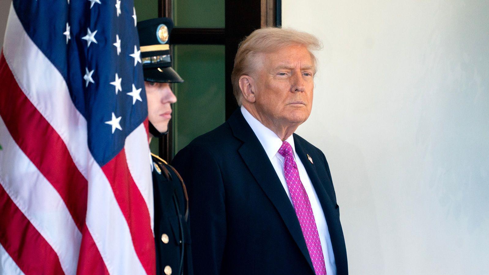 وصل الرئيس الأمريكي دونالد ترامب لاستقبال الرئيس الأوكراني فولوديمير زيلينسكي (غير الظاهر في الصورة) أمام الجناح الغربي للبيت الأبيض في واشنطن العاصمة، يوم الجمعة 17 أكتوبر/تشرين الأول 2025. 