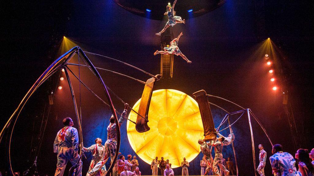 Artistas do Cirque du Soleil durante ensaio geral antes do Grande Pr&ecirc;mio de F&oacute;rmula 1 de Las Vegas, em 11/23