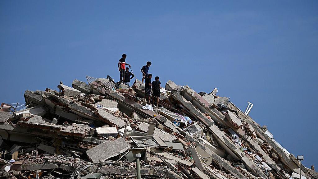 Niños recorren los escombros después del terremoto en La Guaira. 