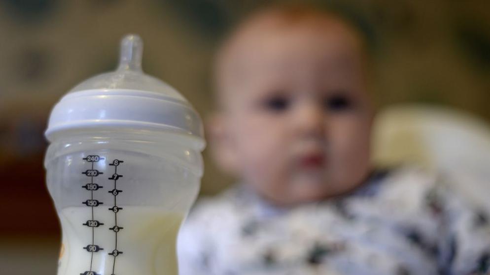 Zašto je u Srbiji iz prodaje povučena serija Aptamil formule za bebe 1 flašica sa mlekom i iza nje beba