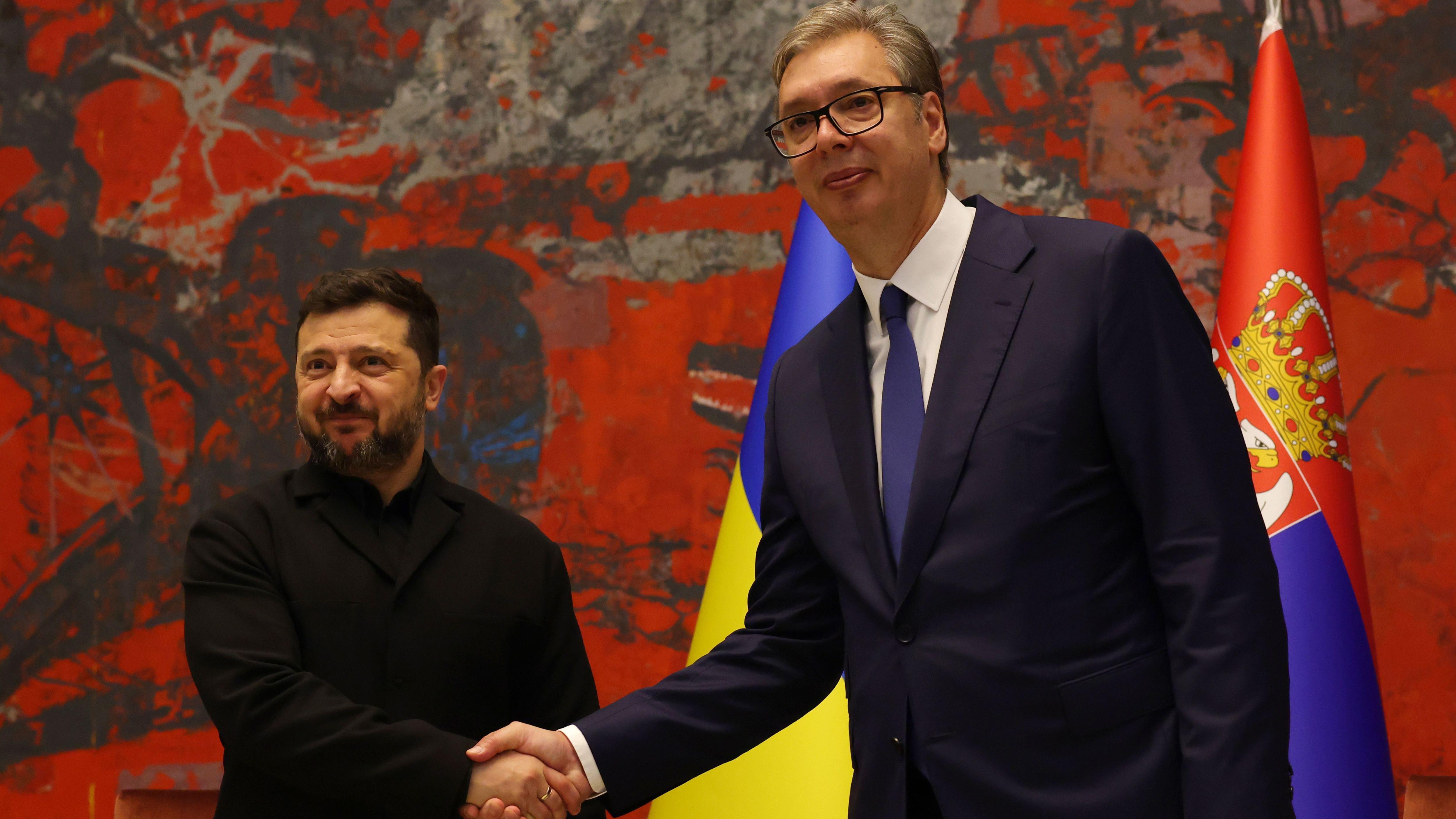 Vladimir Zelenski i Aleksandar Vučić se rukuju