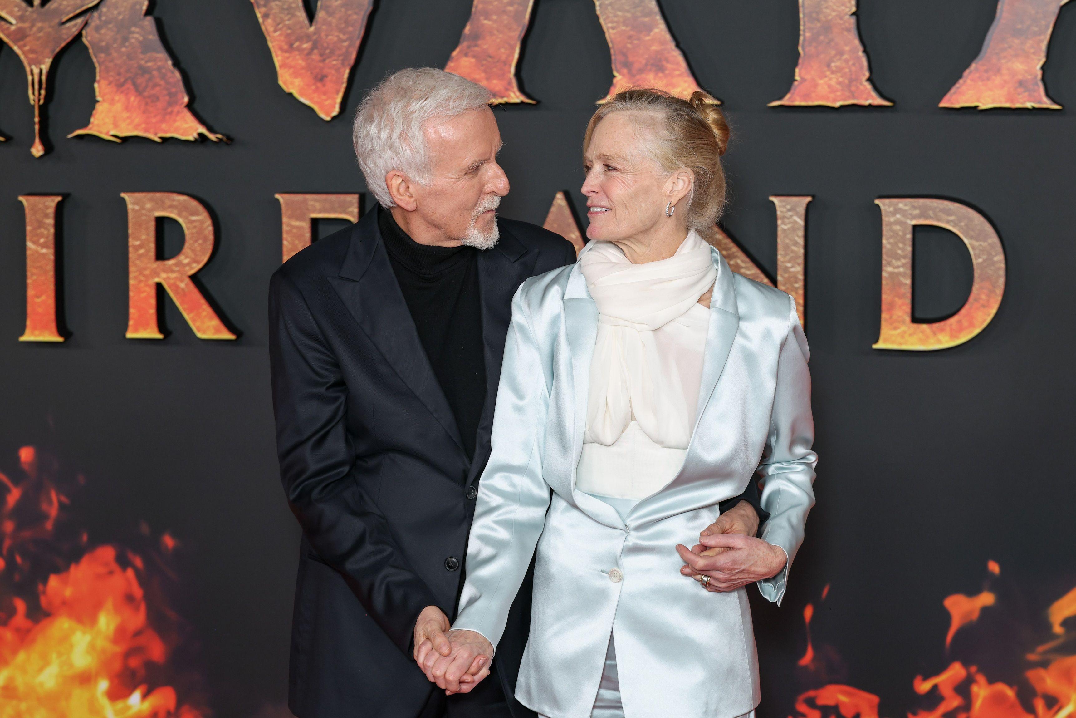 المخرج جيمس كاميرون وزوجته في حفل إطلاق الفيلم في فرنسا
