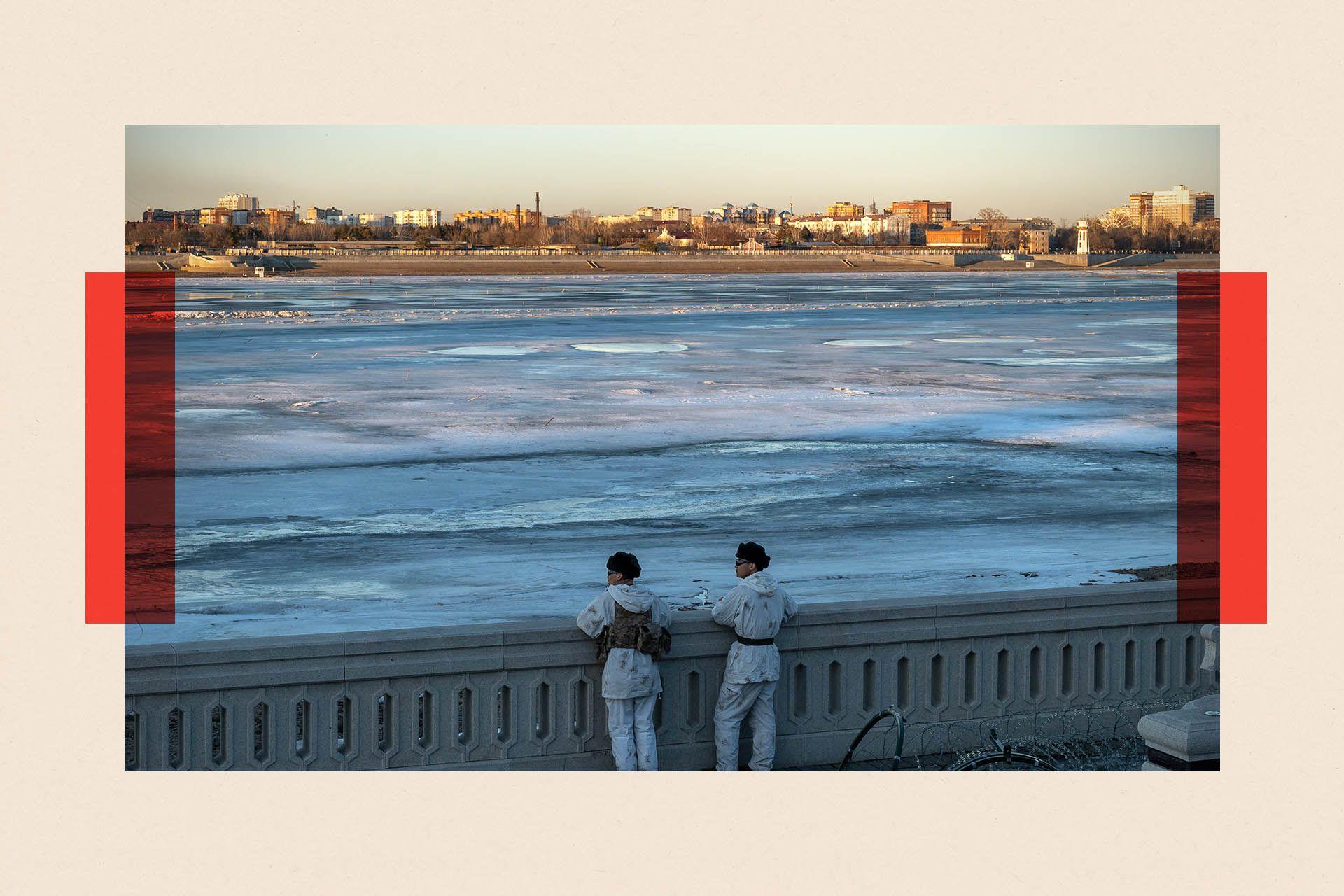 Miembros del Ejército Popular de Liberación vigilan frente a Blagovéshchensk, Rusia, junto al río Amur en Heihe, provincia china de Heilongjiang.