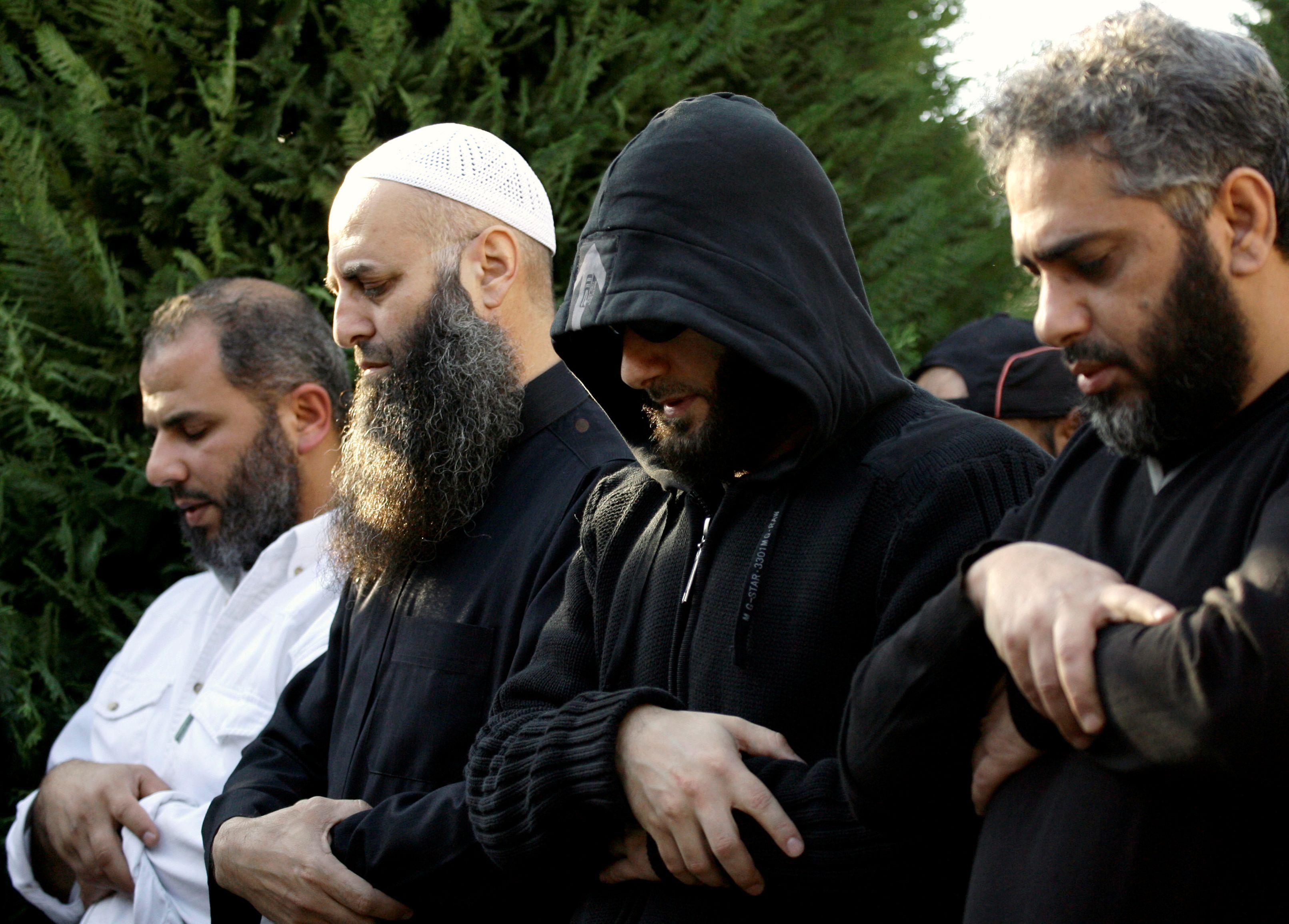 صورة لأحمد الأسير ويظهر الى جانبه المغني فضل شاكر.