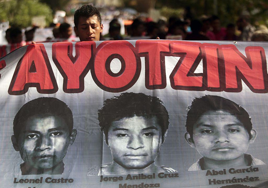 Una pancarta con rostros de tres estudiantes desaparecidos de Ayotzinapa