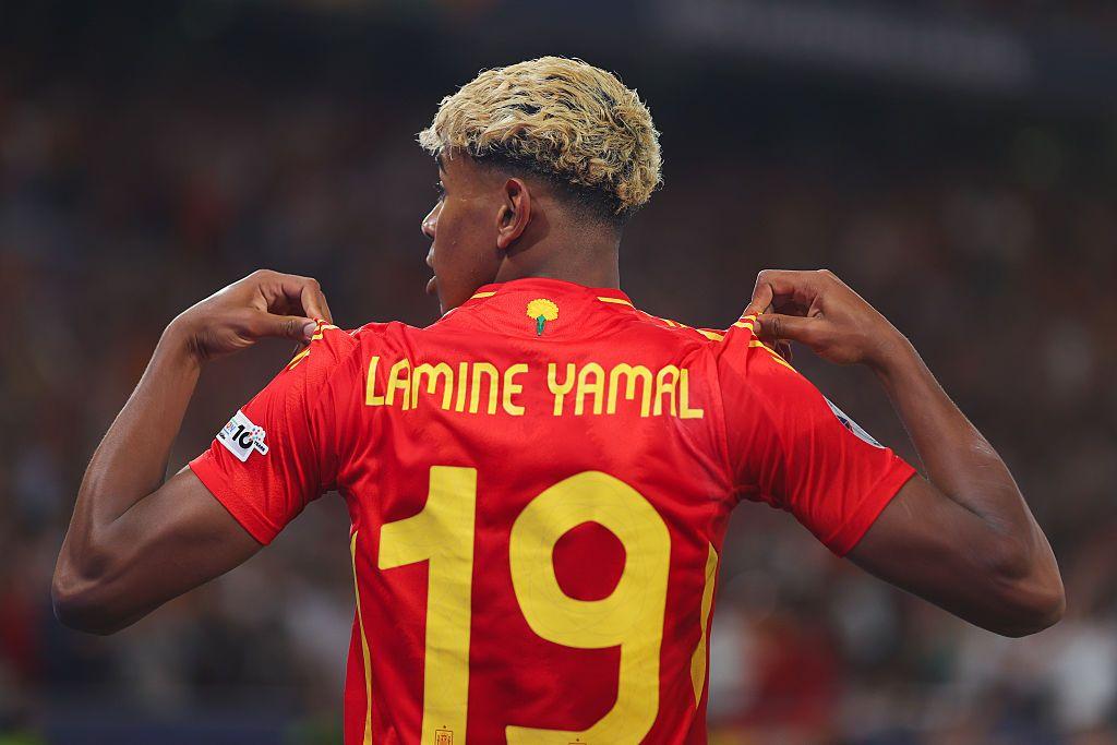 Lamine Yamal mostrando su camiseta número 19 de la selección española.