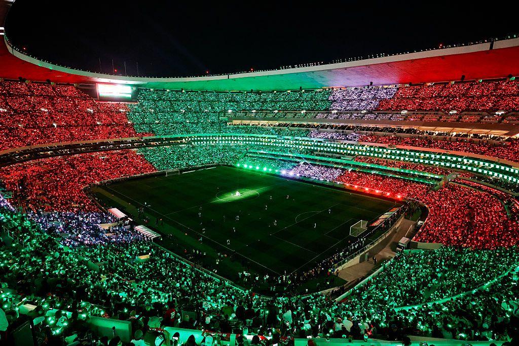 Una panorámica del Estadio Azteca con un espectáculo de luces