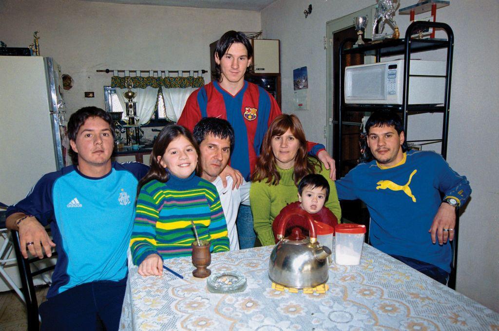 Lionel Messi con sus padre y sus tres hermanos en medio de la sala de su casa en Rosario. Estan alrededor del comedor. 