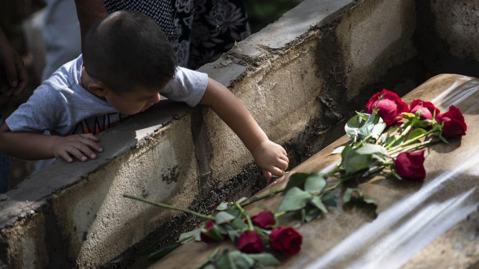 Niño en funeral en México
