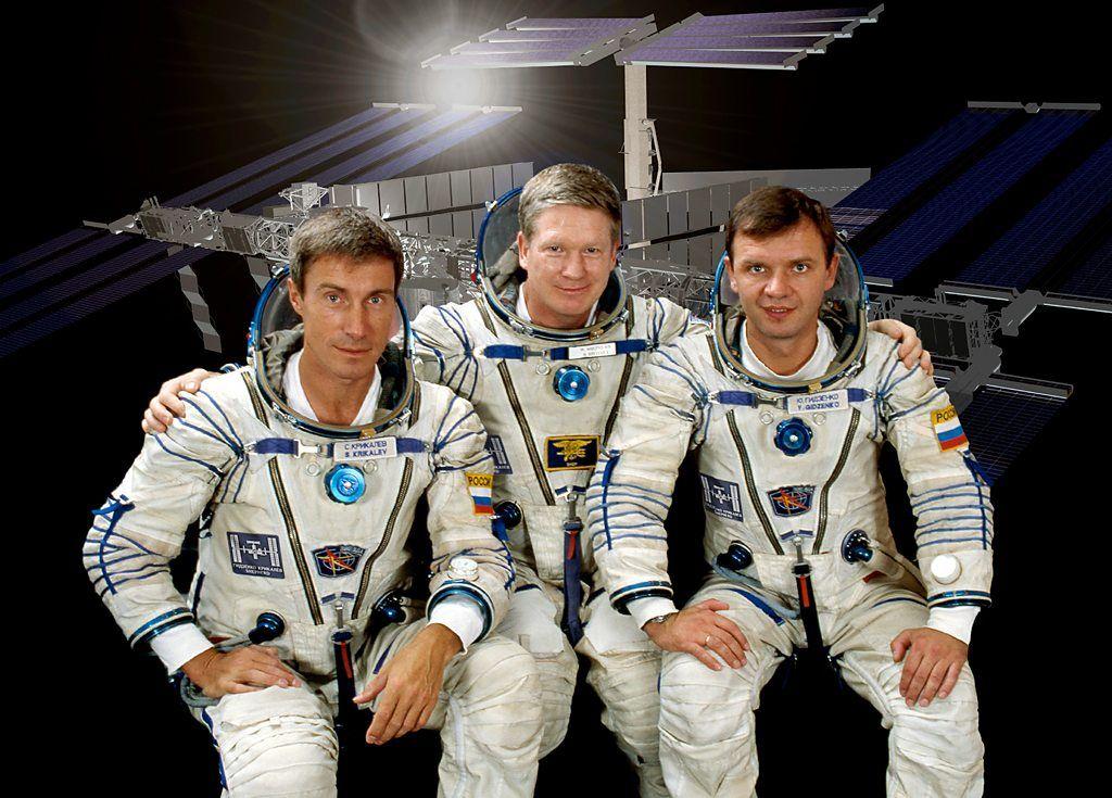 Cuando llegaron los tres primeros miembros de la tripulación de la estación, solo había tres pequeños módulos ensamblados entre sí.
