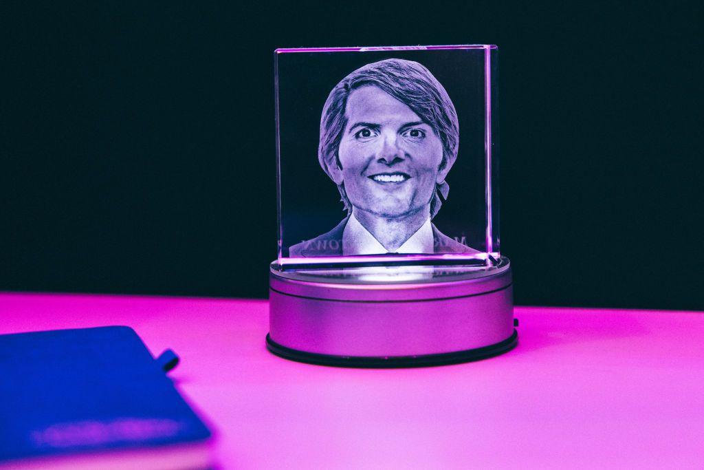 مجسم صغير لشخصية مارك سكاوت (آدم سكوت) في مسلسل سيفيرانس