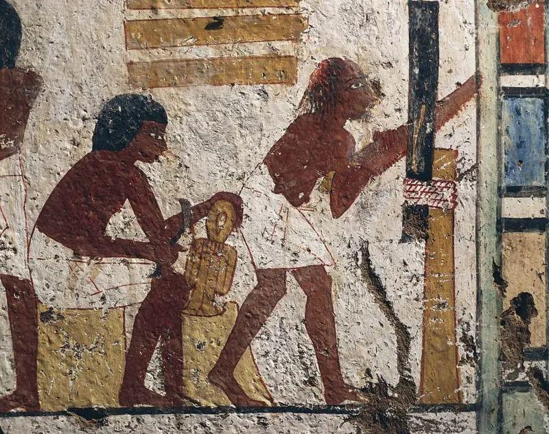 كيف كان ملوك مصر القديمة يحترمون حقوق العمال و"يقدسون" دورهم؟ 7 نجاران أثناء أداء بعض المهام في يوم عملهما