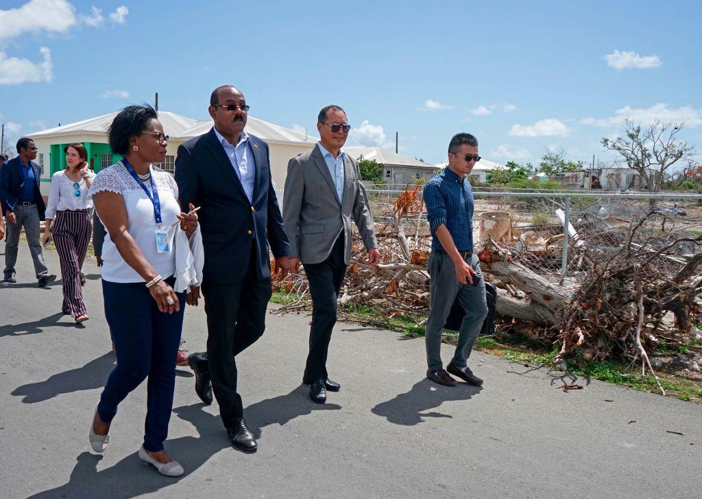 El primer ministro de Antigua, Gaston Browne (de bigote), inspecciona una zona afectada por un huracán, 12 de julio 2018