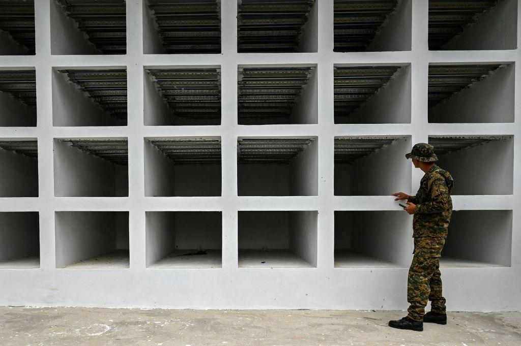 Un militar frente a los nichos humanitarios de la Cruz Roja en el Darién