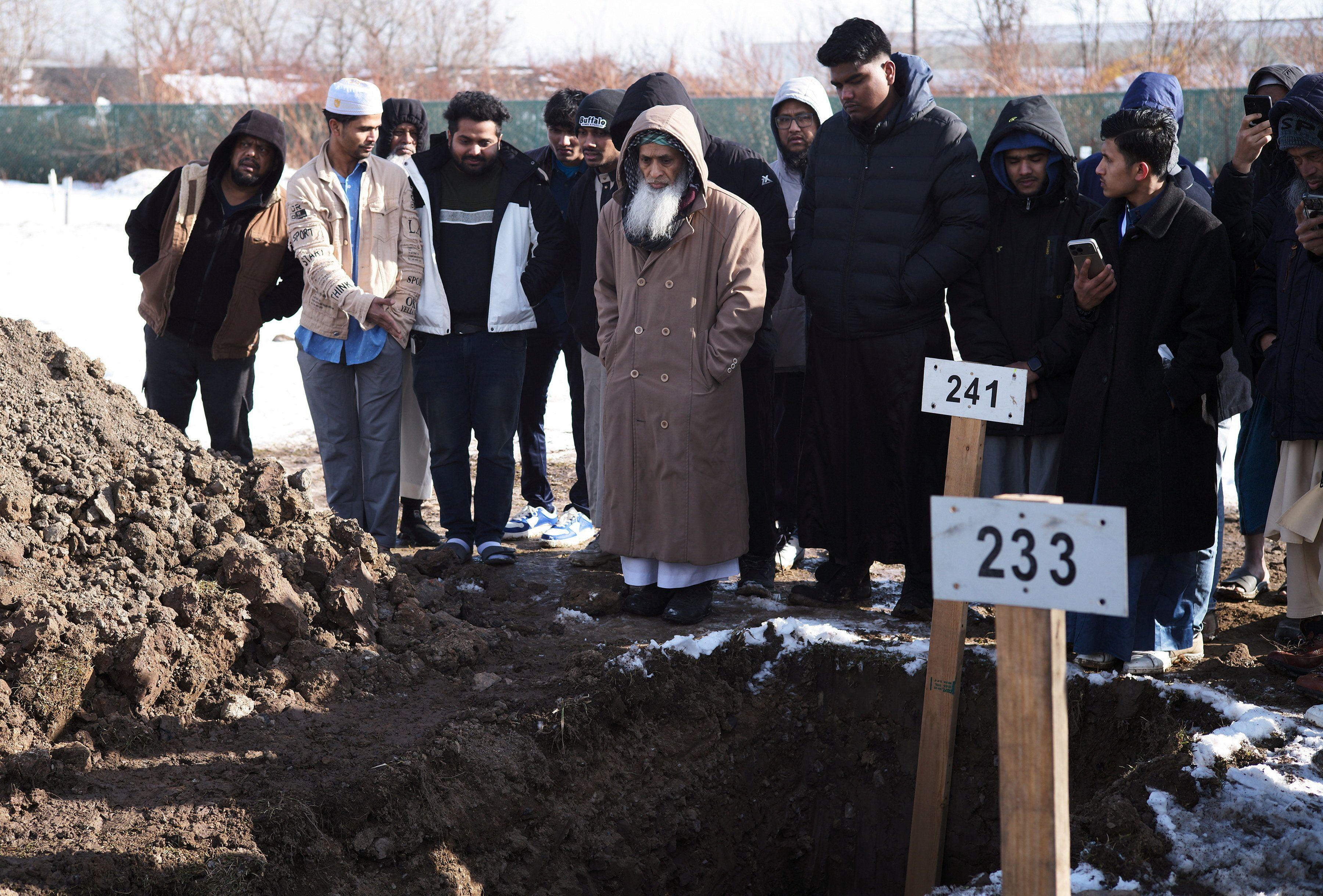 Varios familiares están alrededor de una tumba en la ciudad de Búfalo, EE.UU. 