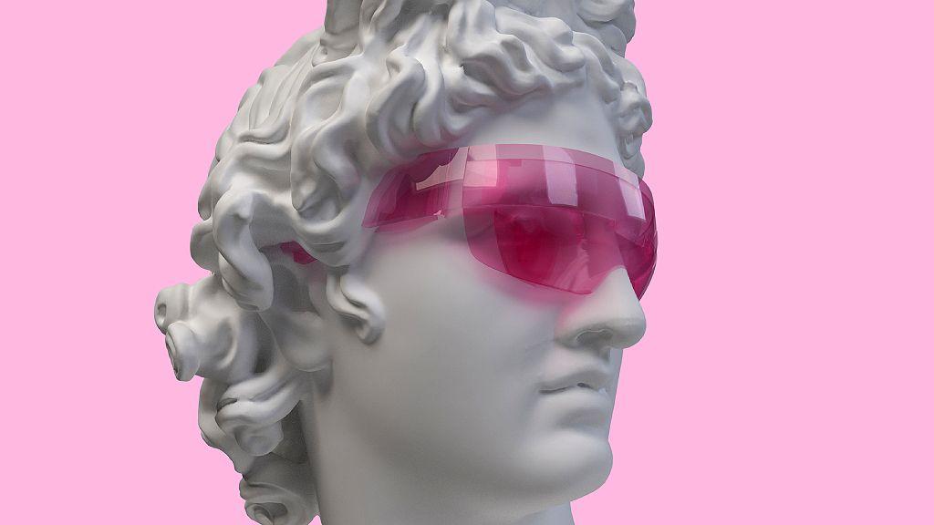 Escultura del dios Apolo Belvedere, que lleva unas gafas HoloLens transparentes de color rosa y utiliza realidad virtual con realidad aumentada sobre un fondo rosa.