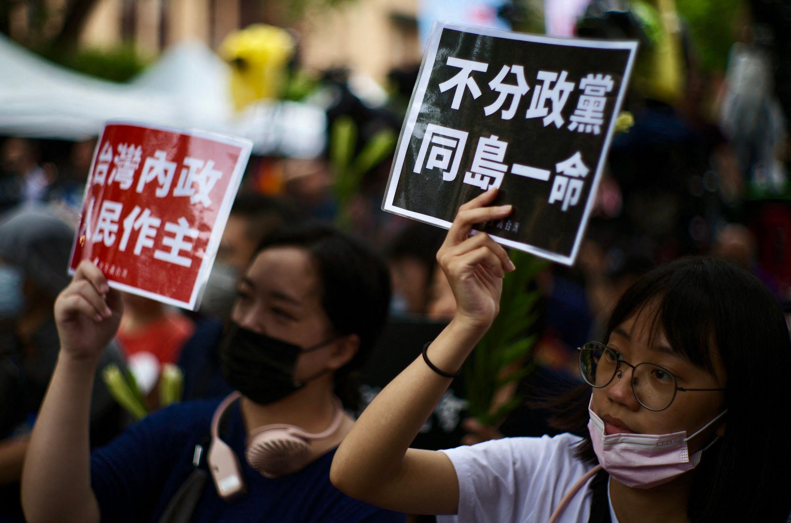 2024年5月，示威者在台灣立法院外抗議