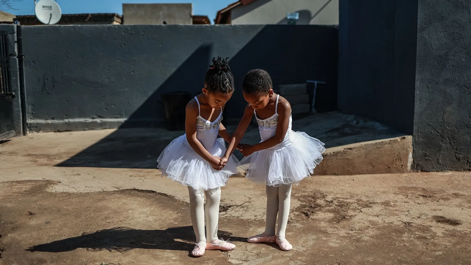 طفلتان بملابس راقصات الباليه