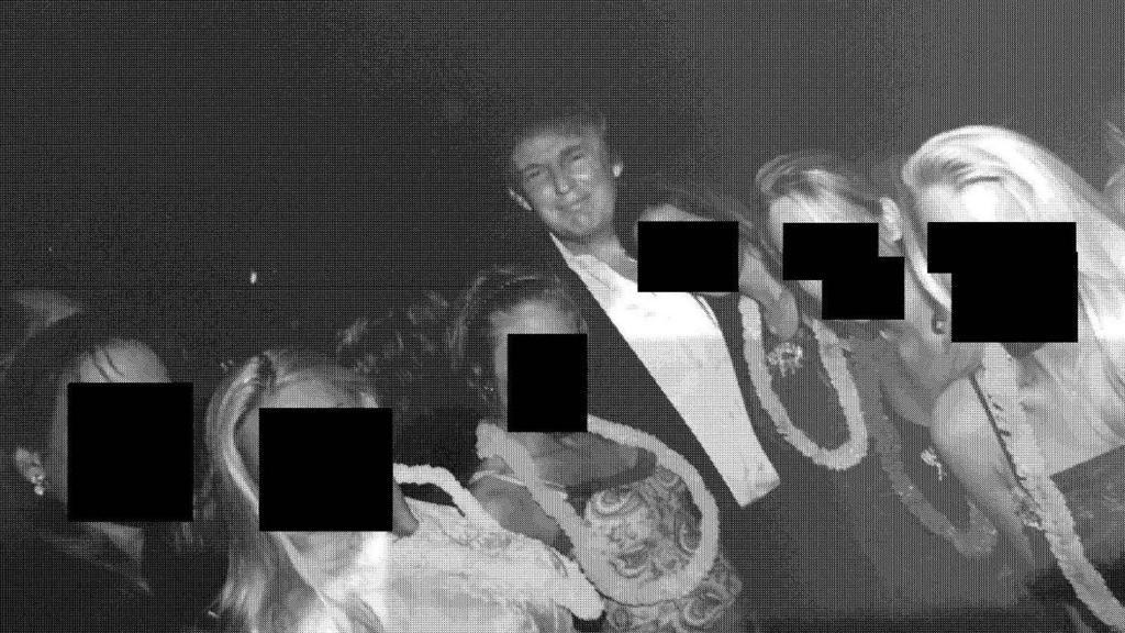 Una foto en blanco y negro con Donald Trump sonriente en el medio rodeado de mujeres, cuyos rostros están tapados digitalmente con rectángulos negros.