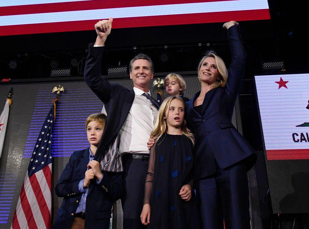 Newson con su segunda esposa, Jennifer Siebel, y sus hijos tras ganar las elecciones a gobernador de 2018.