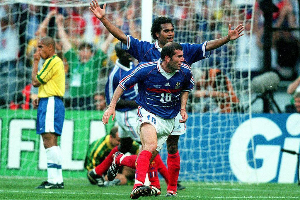 Zin&eacute;dine Zidane comemora o primeiro gol contra o Brasil, na final da Copa do Mundo de 1998, na Fran&ccedil;a