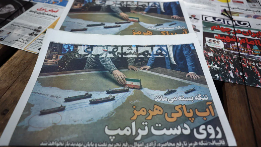 صورة لغلاف صحيفة إيرانية تُظهر السيطرة على مضيق هرمز 