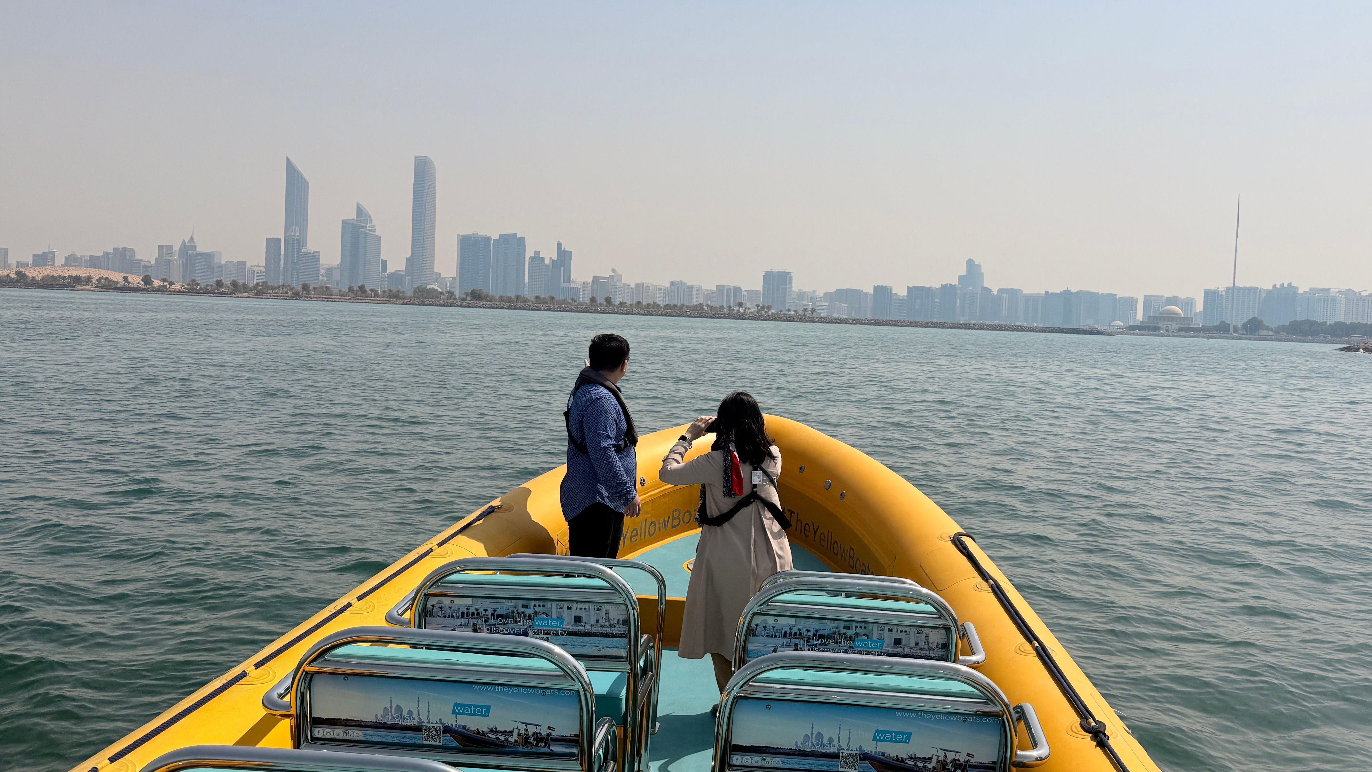 2月28日，戰爭開打。消息滯後，Afaf 和邱先生中午還去了港口遊船。