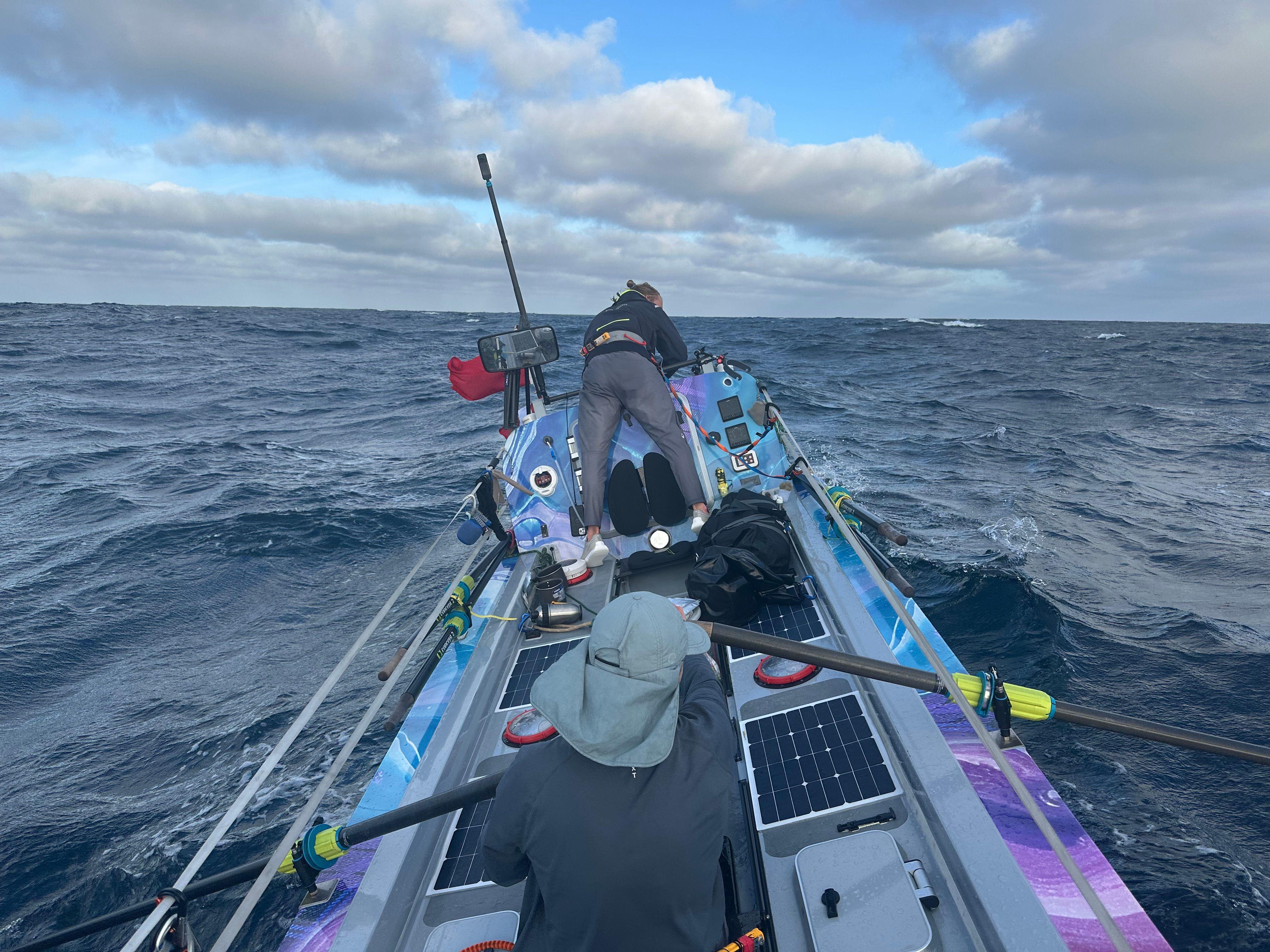 Dos de los hermanos están remando en la angosta embarcación que los llevó a cruzar el Pacífico