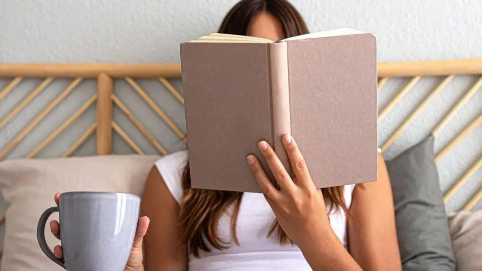 تقول إيما جيفريز، مدربة التطوير المهني: إذا كان هدفك هو القراءة قبل النوم، فاترك كتابك على الوسادة