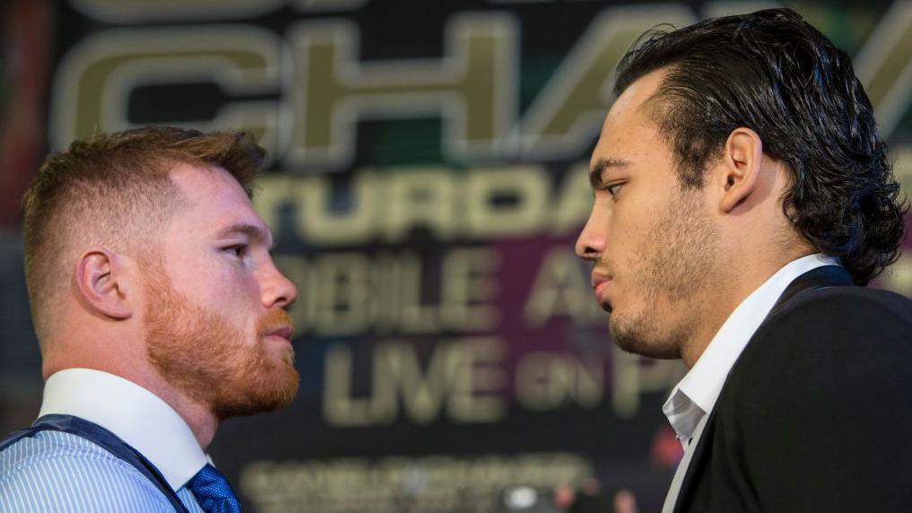 Canelo Álvarez (izq) y Julio César Chávez, Jr., durante una conferencia de prensa para promocionar su pelea en febrero de 2017, en Houston.