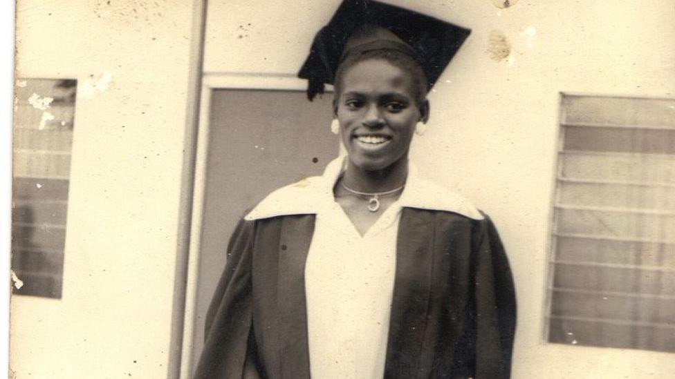 Nasmejana devojka u fakultetskoj uniformi 