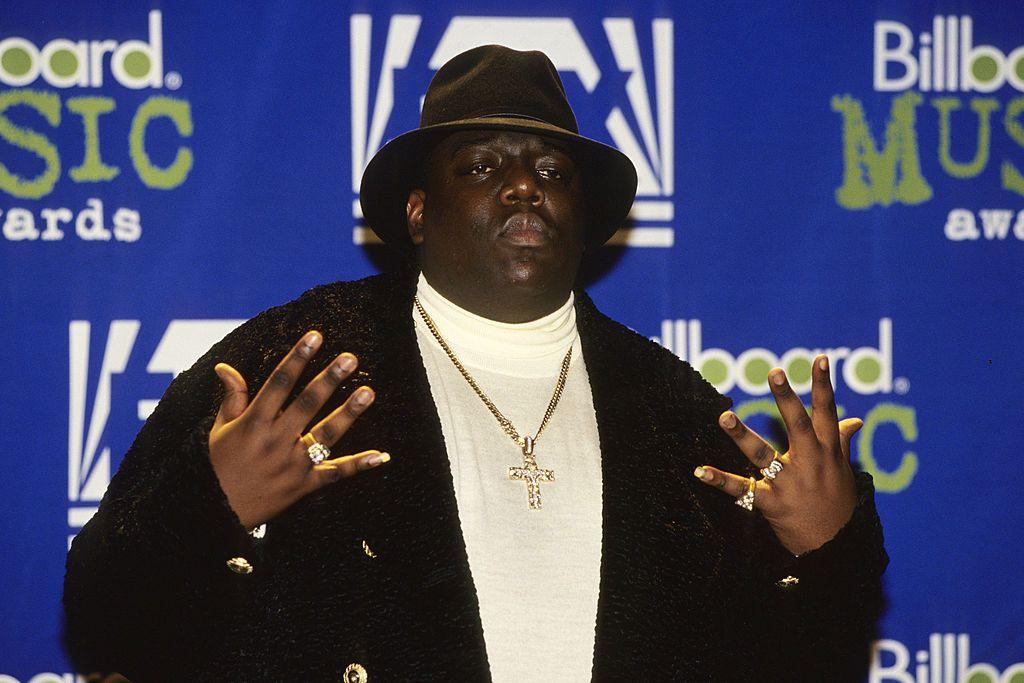 The Notorious B.I.G. posa ante fotógrafos en los Billboard Music Awards.