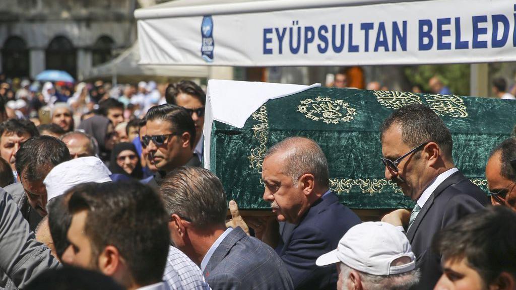 مراسم تشييع شُوله يوكسل شينلر في إسطنبول، في 29 أغسطس/آب 2019. يظهر حشد كبير من المشاركين، فيما تحمل مجموعة من المشيّعين النعش، ويتقدّمهم رجب طيب أردوغان.