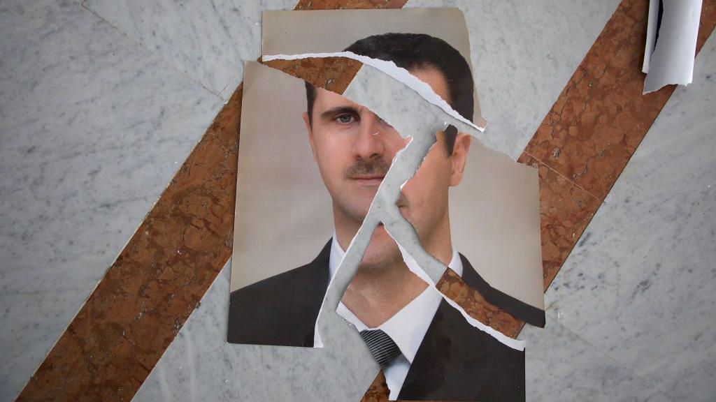 Un retrato roto de Bashar Al Assad, aparentemente arreglado, se ve dentro del Palacio Presidencial el 10 de diciembre de 2024 en Damasco, Siria. 