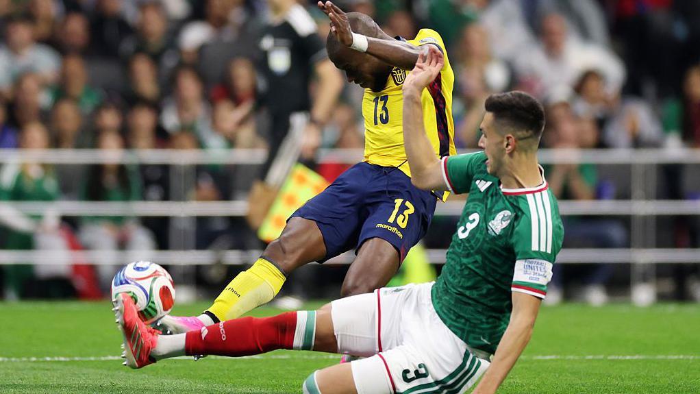 Fluent Mexico two up on Ecuador at raucous Azteca Stadium