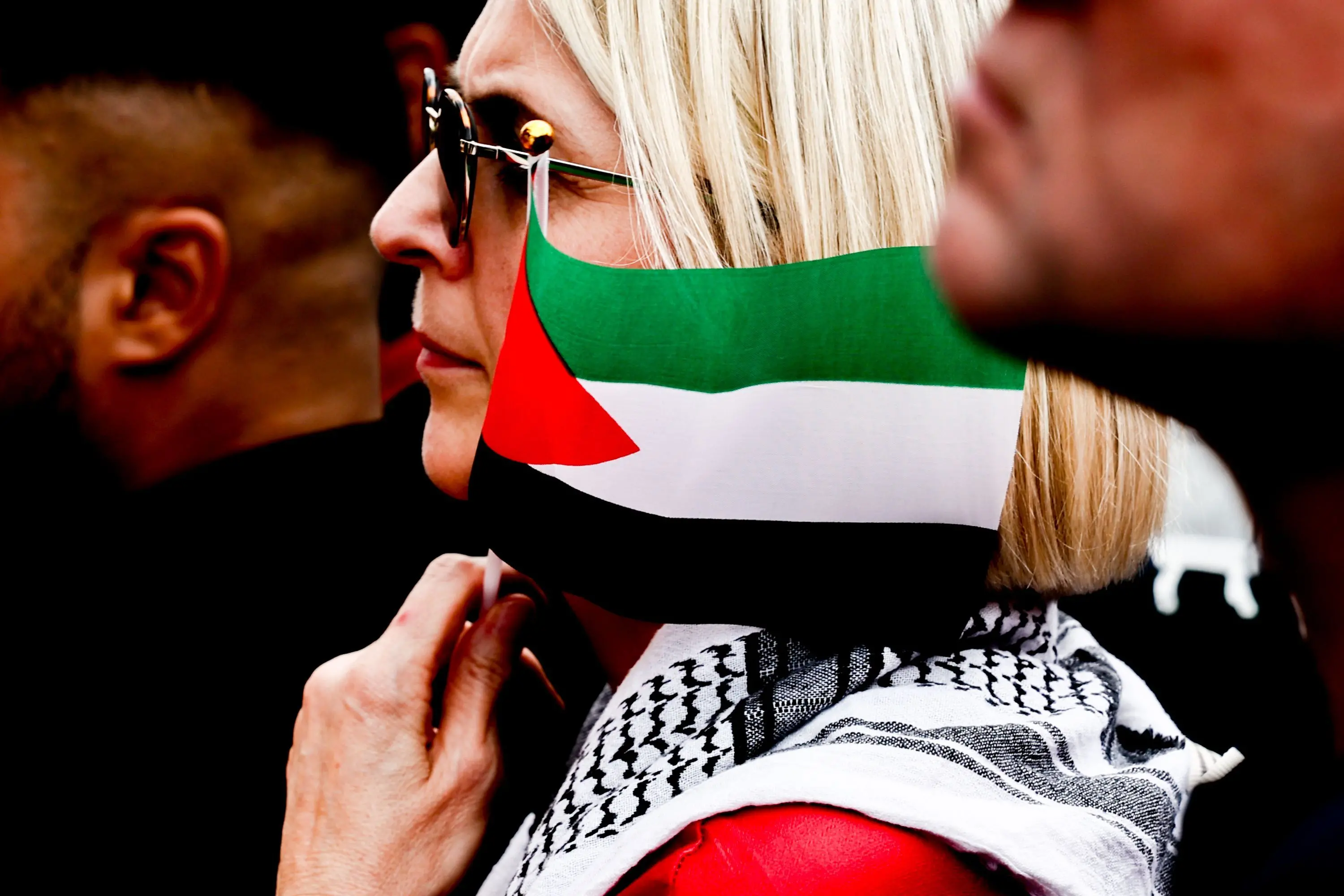 امرأة تحمل علم فلسطين خلال احتجاج بعنوان "لا للأسلحة في مناطق الحرب! السلام بدلًا من سباق التسلح! أوقفوا الإبادة الجماعية في غزة!"، نظمه حزب تحالف ساهرا فاغنكنيخت (BSW) في برلين، ألمانيا، /أيلول سبتمبر .