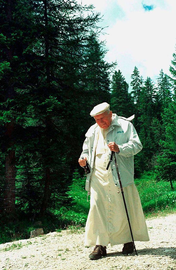 Juan Pablo II haciendo senderismo