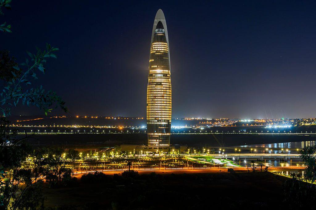 برج محمد السادس بالرباط مضاء ليلاً في 8 نوفمبر 2025.