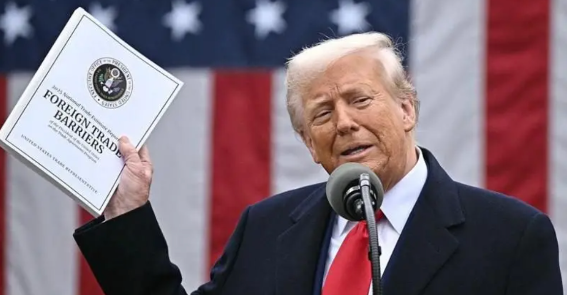 Imagem de Donald Trump usando terno e gravata vermelha segurando um livro sobre tarifas
