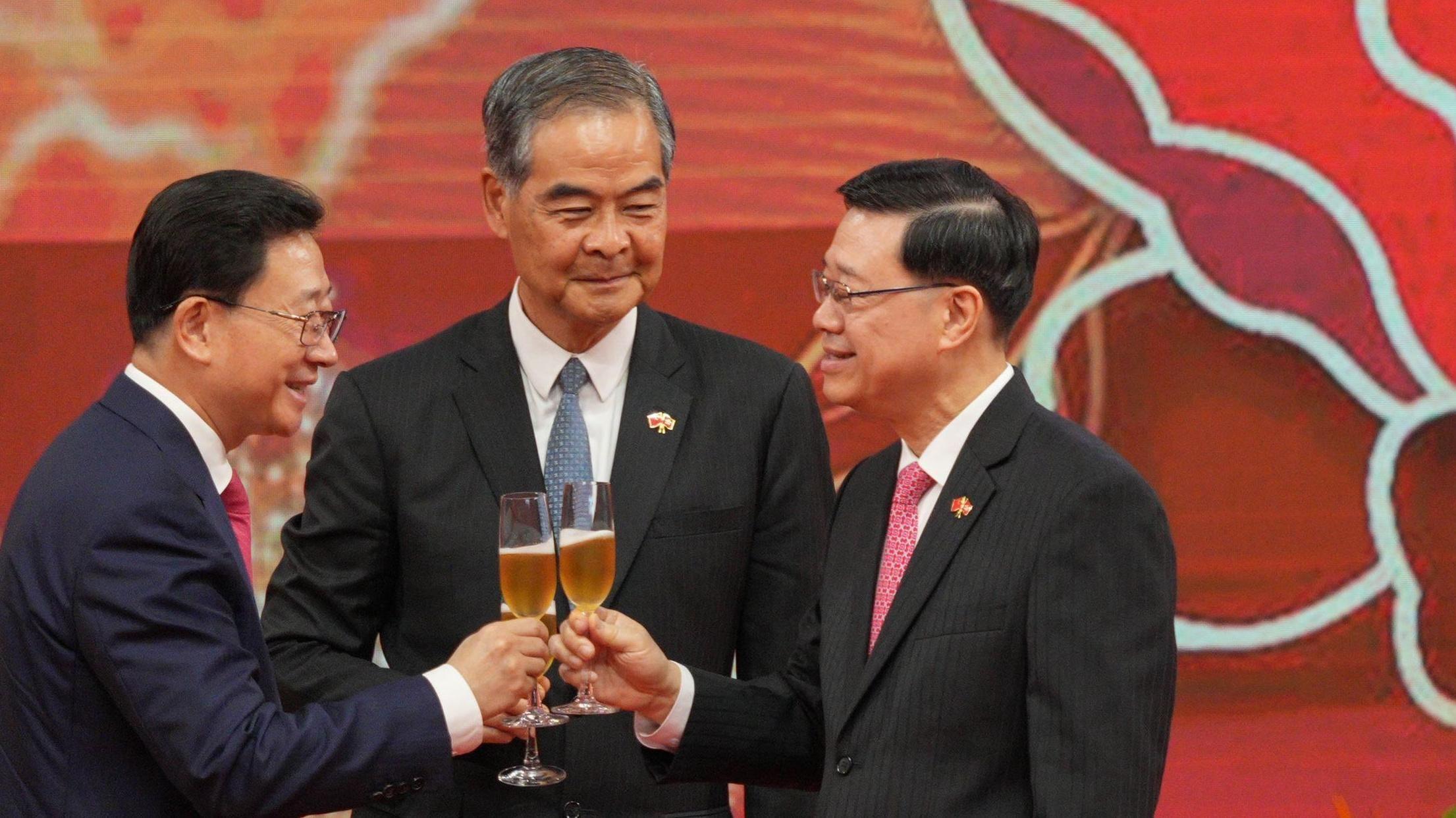 中共建政週年「十一國慶」香港前特首梁振英（中）與現任特首李家超（右）和中聯辦主任周霽（左）祝酒（01/10/2025）
