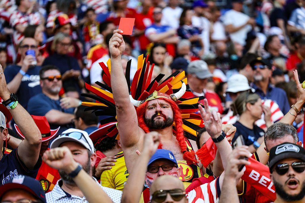 Hincha belga saca una tarjeta roja. 