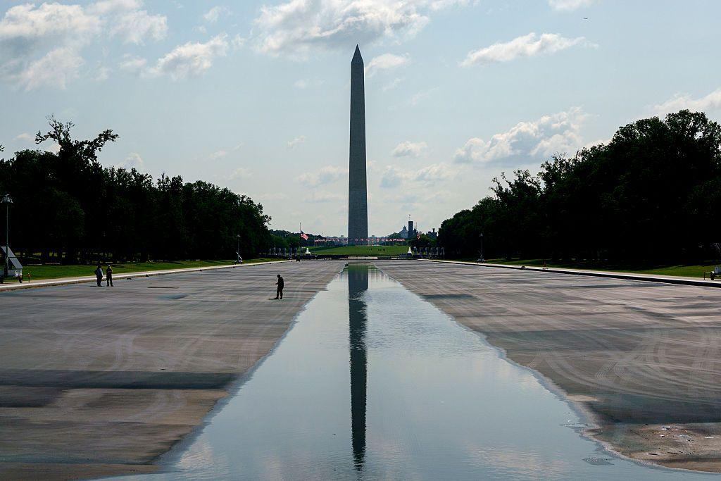 El Estanque Reflectante frente al monumento de Washington, con el agua casi completamente drenada