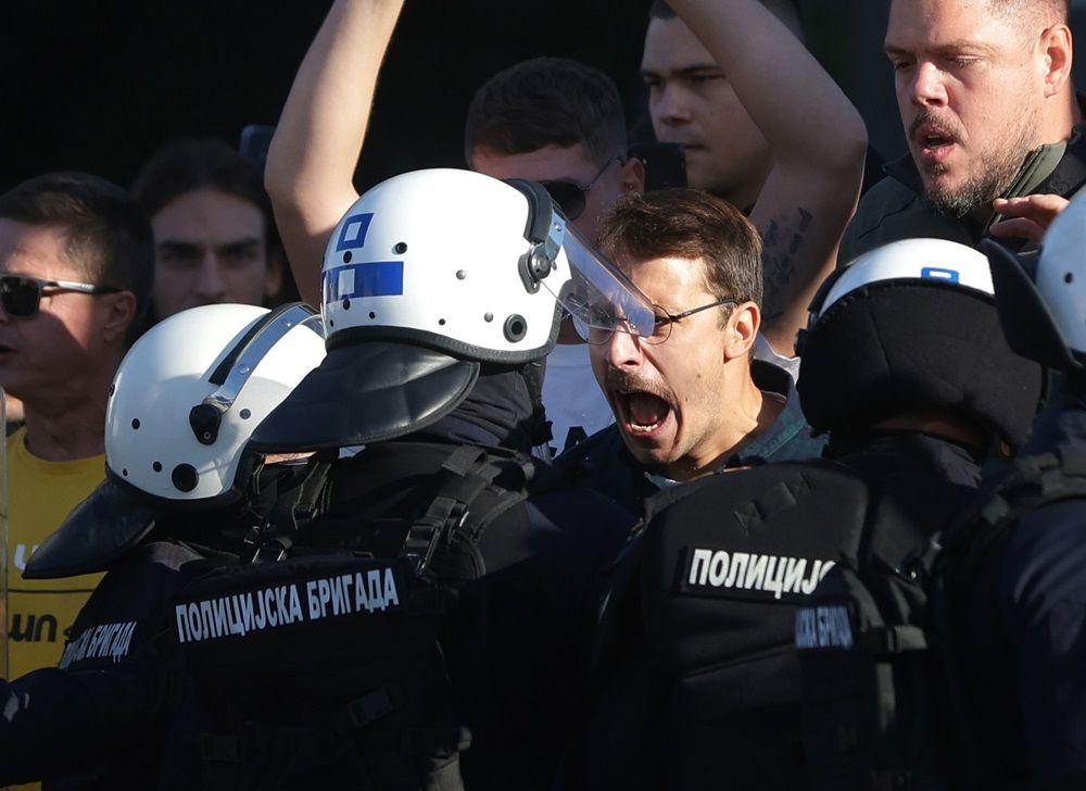 vladimir štimac, protest u beogradu, antivladini demonstranti ispred kordona policije