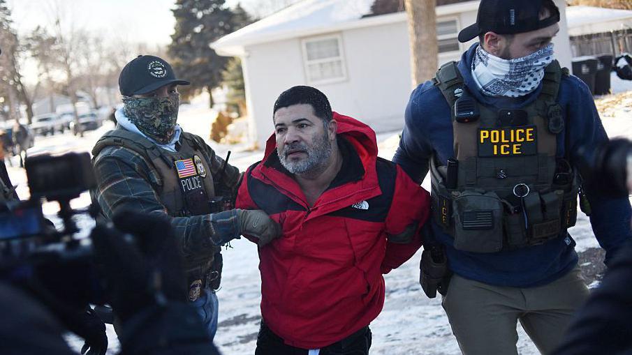 Un hombre siendo detenido por agentes federales en Mineápolis.