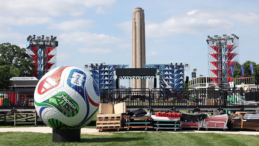 Un balón de fútbol de la Copa del Mundo frente a una zona de aficionados que se construyó para el Mundial en Kansas City