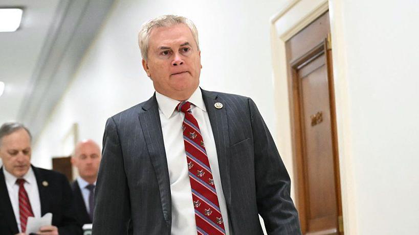 El presidente del Comité de Supervisión de la Cámara de Representantes, el representante republicano por Kentucky James Comer, dio una rueda de prensa luego de Maxwell se negara a responder preguntas.