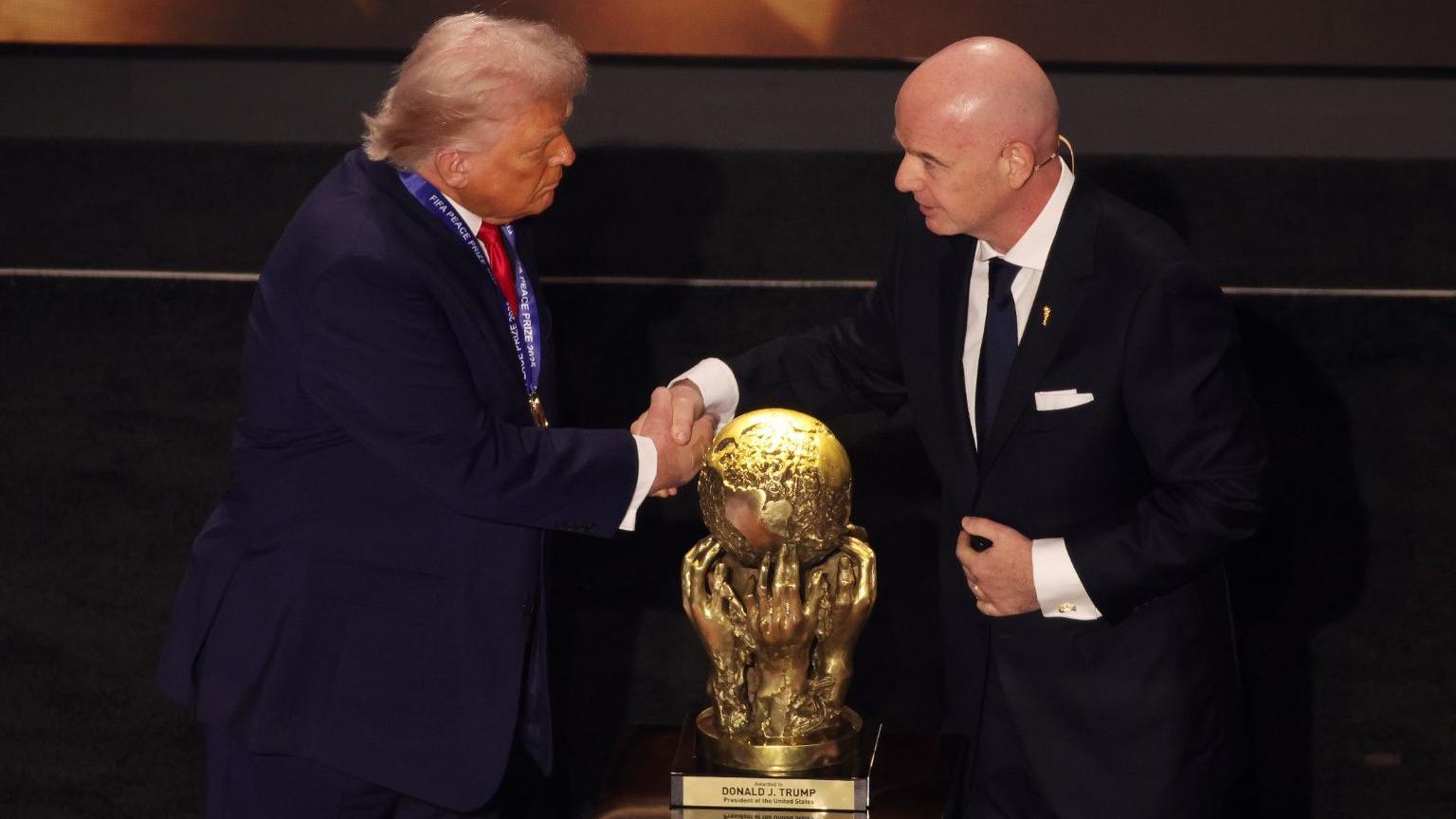 Donald Trump recebe o primeiro Pr&ecirc;mio da Paz da Fifa das m&atilde;os do presidente da entidade, Gianni Infantino