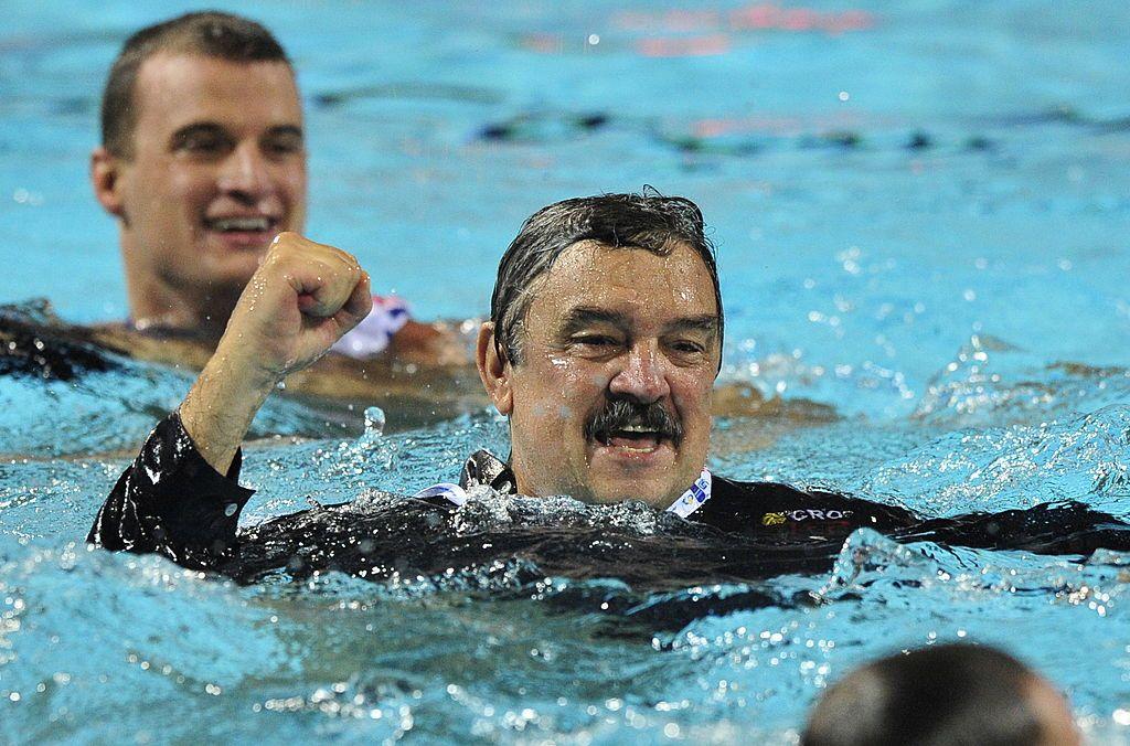 ratko rudić, ratko rudić obučen u bazenu proslavlja evropsku titulu sa reprezentacijom Hrvatske