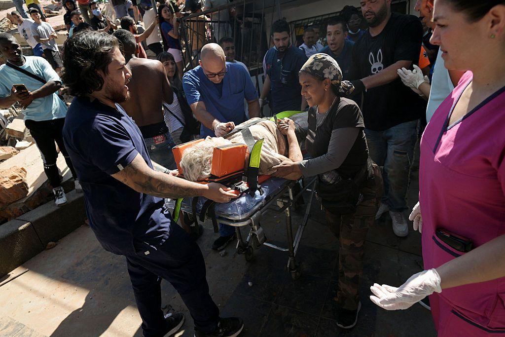 Una mujer es trasladada en camilla tras ser rescatada de un edificio derrumbado a causa del terremoto en Cali.
